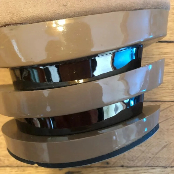 Sexy mile high platforms - Picture 5 of 9